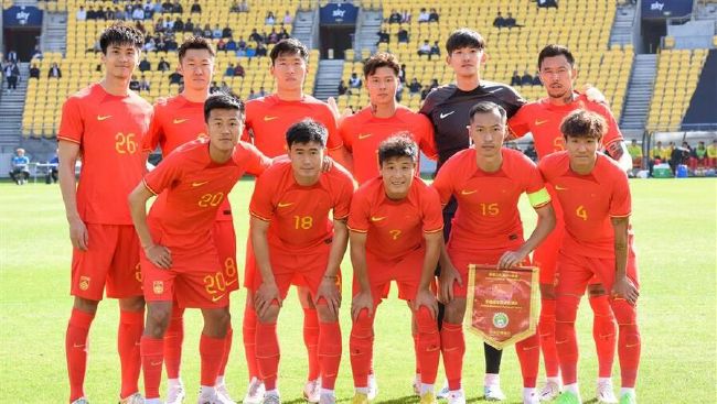 名年夜学生阿肥（周振辉饰）、胶布（曾国祥饰）、Jason（黄又南饰）与志安（周俊伟饰）还有几个月就要结业离校了，但他们并没有想到工作和社会的工作。他们一个同窗阿乐，由于“借拍戏沟女事务”，传遍全部片子学院，轰动了校方，竟在临结业前被迫令退学。四人忽发奇想，决议重搬练习训练，年夜弄一番。他们筹算筹到三十万，从日本请得一个心爱的AV女星（天宫真奈美饰）过来，然后经由过程拍戏和她产生关系。四人测验考试一切方式，申请青少年自雇打算贷款、学生奖学金、卖出摄制职位等模式往筹募资金，进行他们“假拍片、打真军”的疯狂打算，终究他们可以或许成功吗？